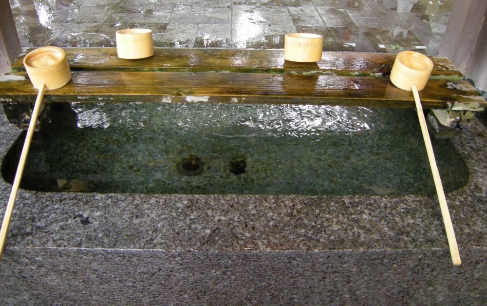 写真:八幡朝見神社のてみずや