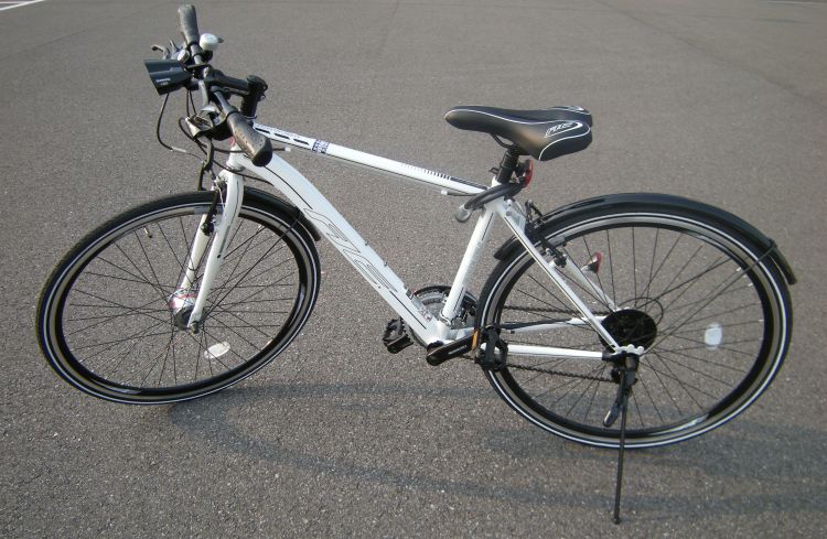 写真:フラットハンドル18段ギア付きクロスバイク
